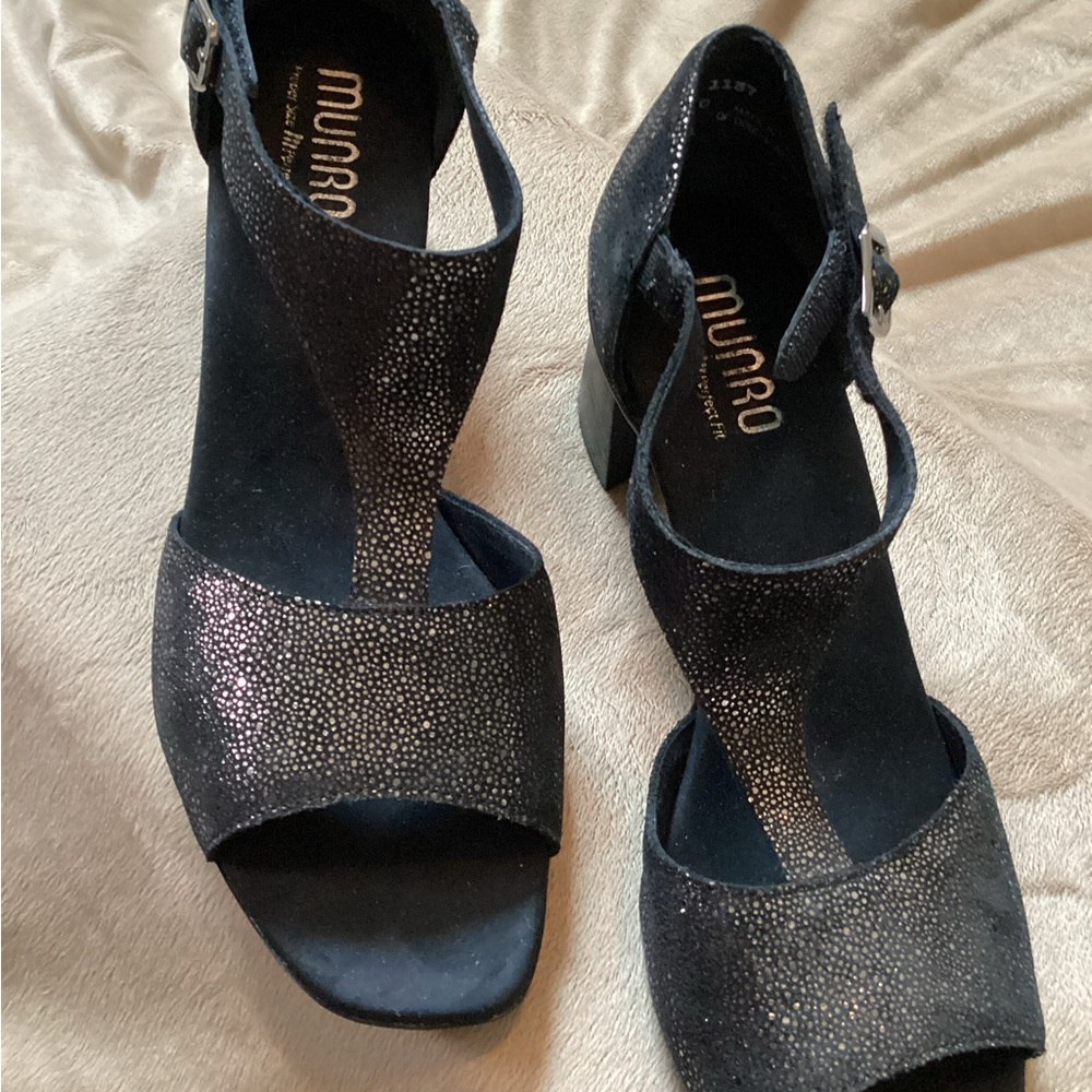 MUNRO Black Comfort  Metallic Leather Sandal — Worn Once Inside